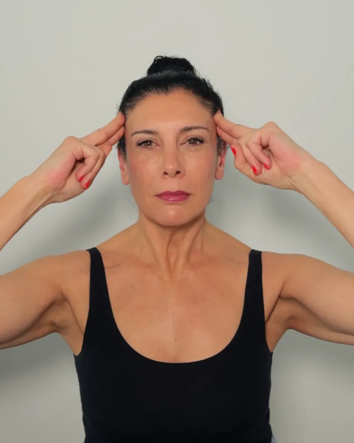 Izaskun Eldua apoya las yemas de los dedos en las sienes durante un automasaje facial